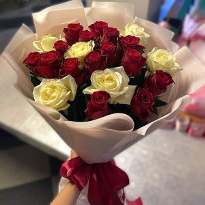 21 красная и белая роза в Ужгороде, Мукачево фото