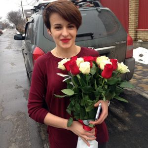 21 червона та біла троянда в Ужгороді, Мукачево фото