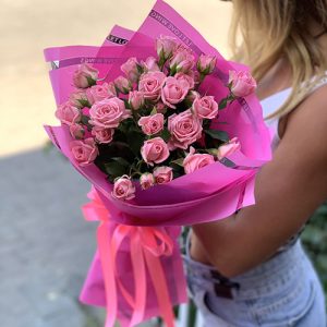 букет розовых кустовых роз в Ужгороде фото