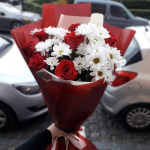 білі хризантеми та червоні троянди фото букета