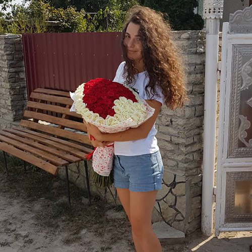 Фото товара 101 роза сердцем - белая, красная в Ужгороде