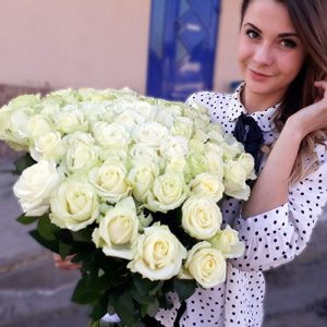 букет з 51 білої троянди в Ужгороді width=