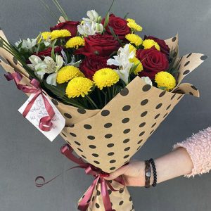 букет из роз, хризантем и альстромерий в Ужгороде фото