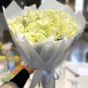 букет из 25 белых роз в Ужгороде и Мукачево фото