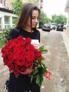 33 червоні троянди в Ужгороді фото