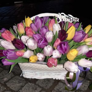 тюльпани в кошику на 8 березня