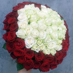 букет у вигляді серця з білих і червоних троянд фото