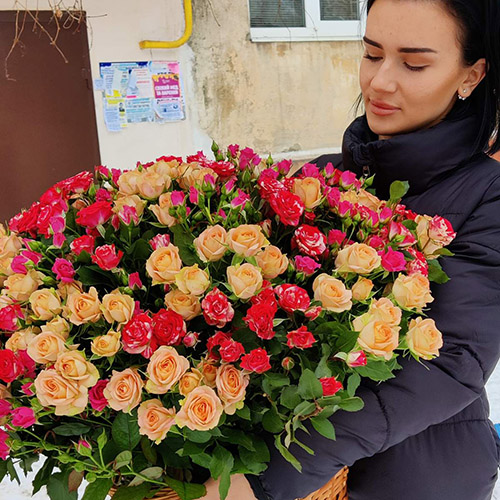 живе фото товару "101 кущова троянда в кошику"