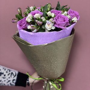 букет из розовых роз и кустовых роз спрей фото