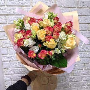 букет из роз, кустовых роз и эустом в Ужгороде фото