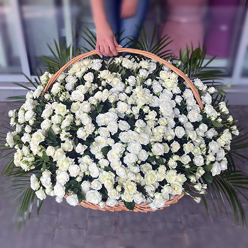 Фото товара 200 кустовых роз в корзине в Ужгороде