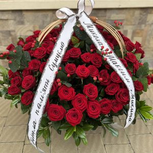 великий кошик червоних троянд на похорон в Ужгороді, Мукачеве фото