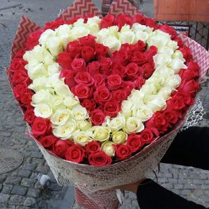 букет из 101 розы в форме сердца, три слоя фото