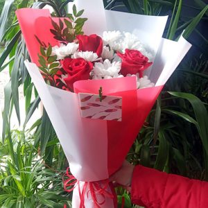3 розы и белые хризантемы фото букета