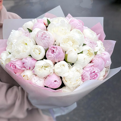 Фото товара 45 белых и розовых пионов в Ужгороде
