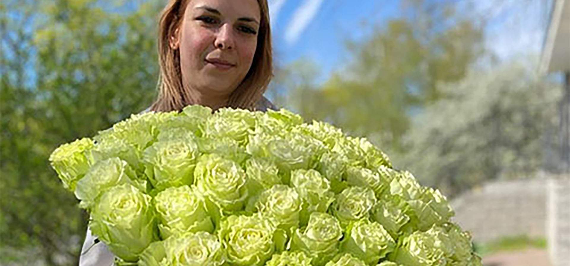 девушка с большим букетом белых роз.